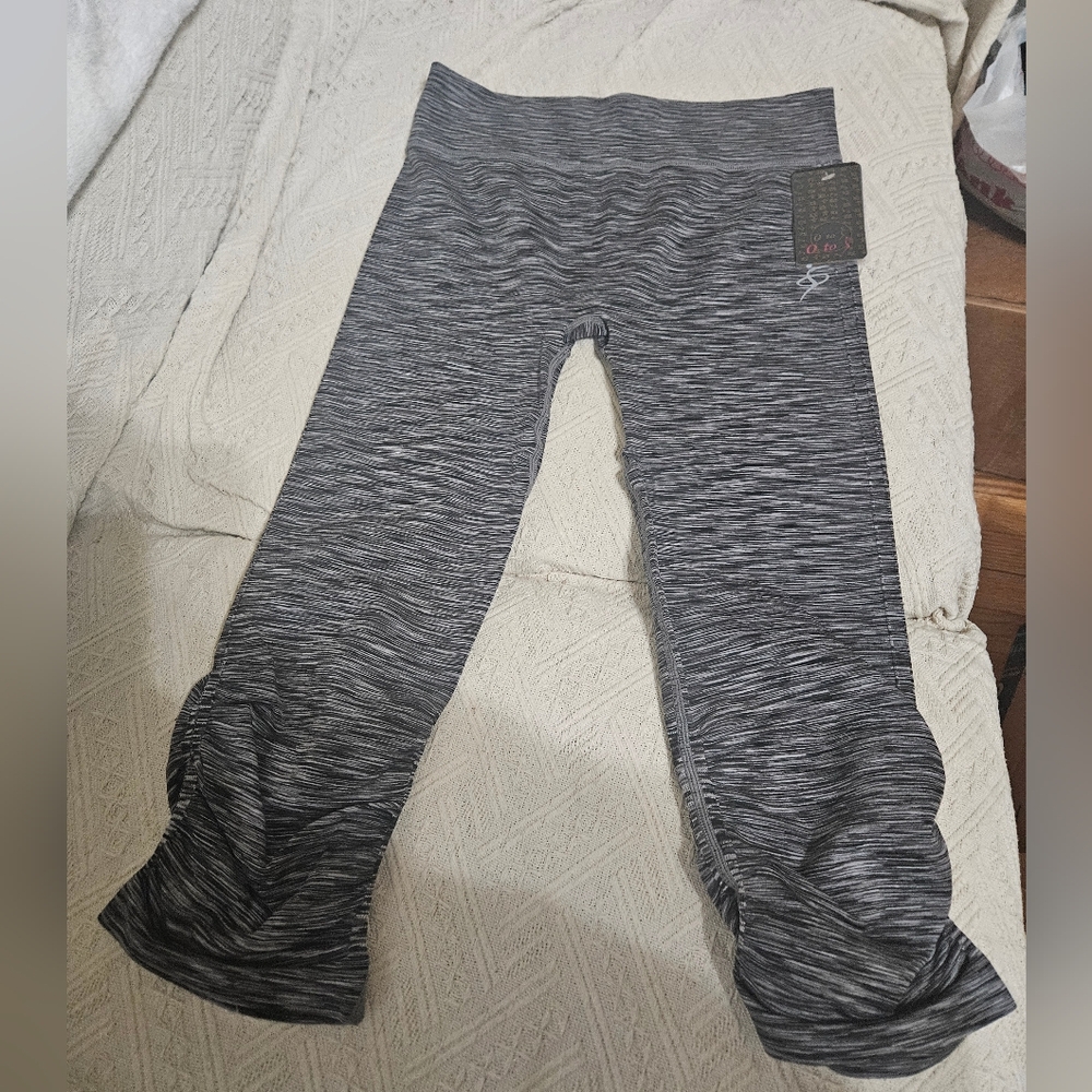 Amazing Sports Gray High-Waisted Capri Leggings/ Yoga pants With Grey Cami